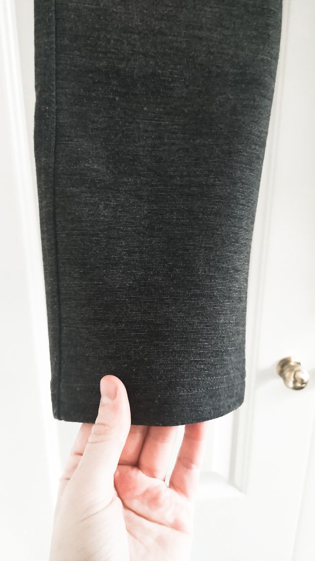 Leggings grises con botones de flor