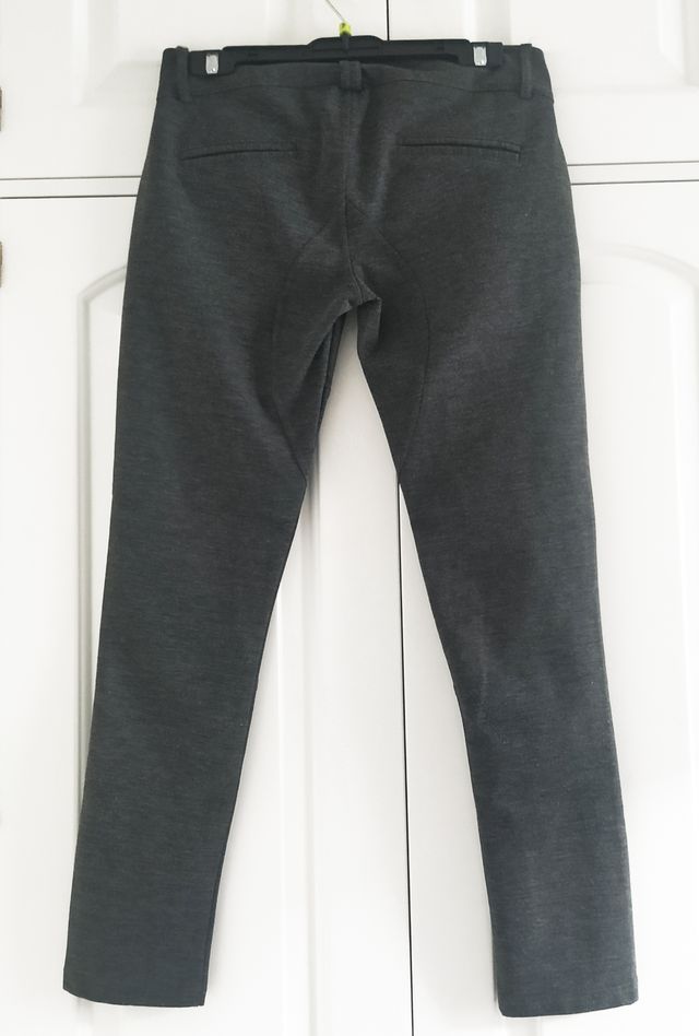 Leggings grises con botones de flor