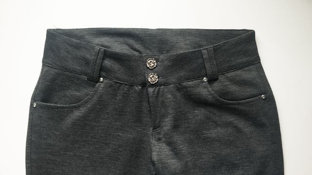 Leggings grises con botones de flor