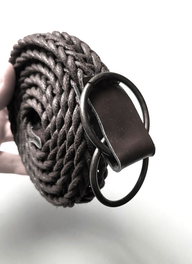 Cinturón trenzado marrón con anillas