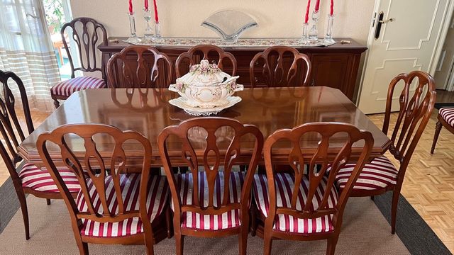 Conjunto Comedor: Mesa Extensible y 8 Sillas