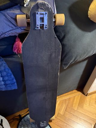 Longboard con diseño de olas