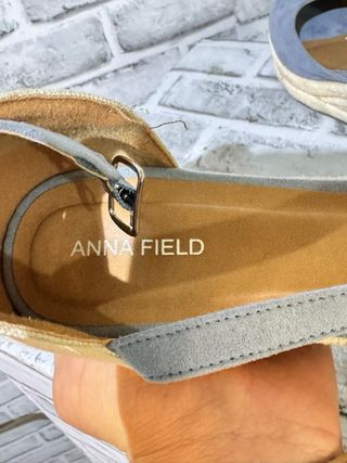 Sandalias cuña azul y beige