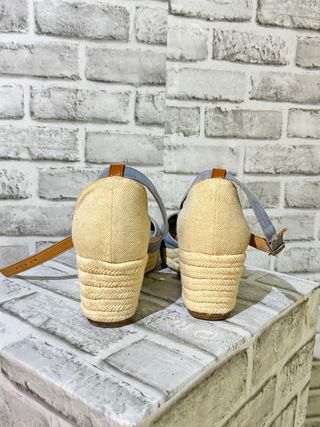 Sandalias cuña azul y beige