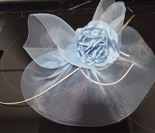 Tocado de fiesta azul y blanco