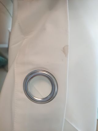 Cortina blanca con anillas para barra