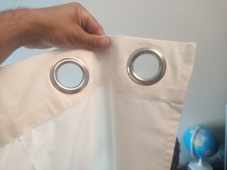 Cortina blanca con anillas para barra