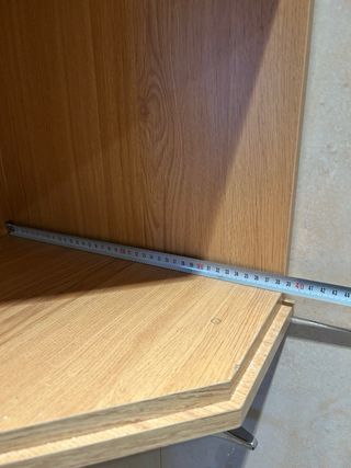 Estante esquinero de madera