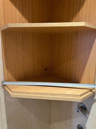 Estante esquinero de madera