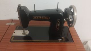Máquina de coser Wertheim antigua