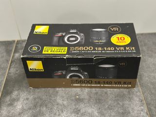 Nikon D5600 con objetivo Nikkor 18-55mm VR