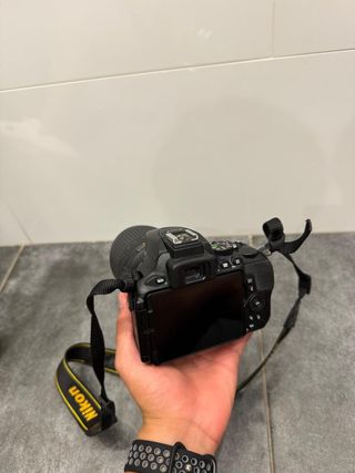 Nikon D5600 con objetivo Nikkor 18-55mm VR