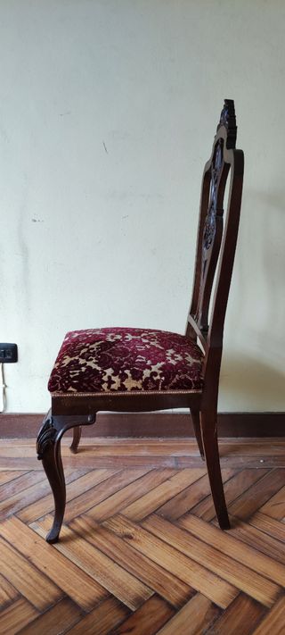 Silla de madera con tapizado de terciopelo