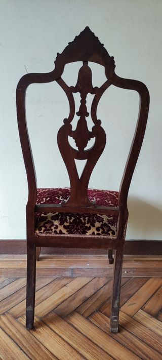 Silla de madera con tapizado de terciopelo
