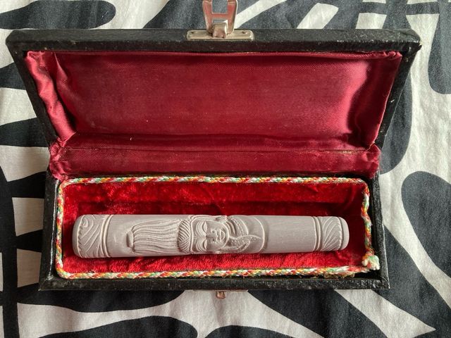 Chillum de terracota tallado a mano