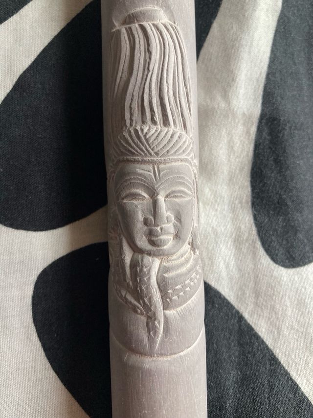 Chillum de terracota tallado a mano