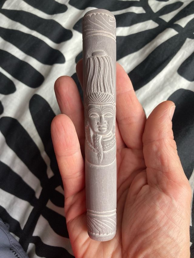 Chillum de terracota tallado a mano
