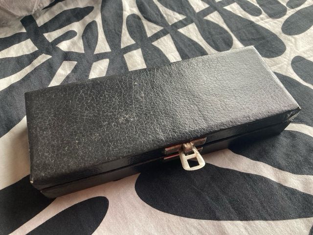 Chillum de terracota tallado a mano