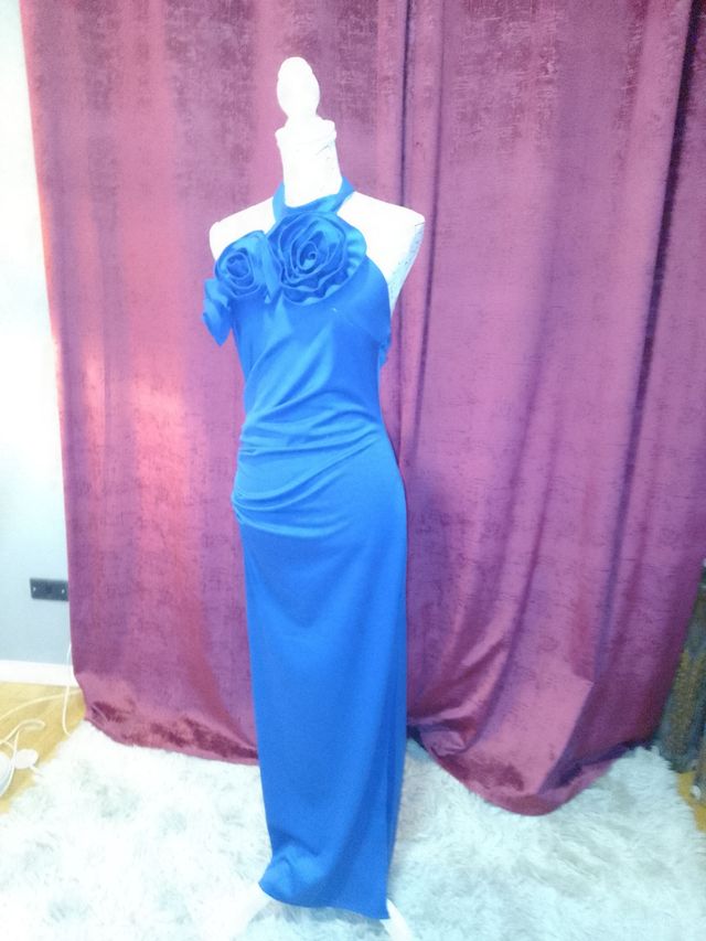 Vestido de fiesta azul con flores. Espalda al aire