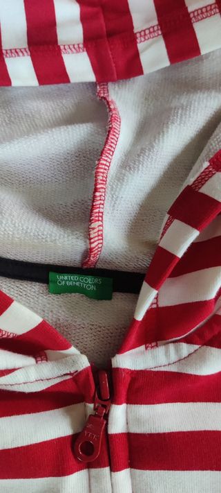 Sudadera de rayas rojas y blancas