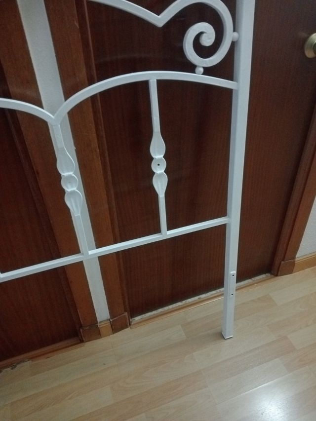 Cabecero de forja en color blanco .