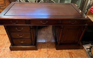 Escritorio de madera marrón