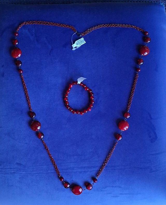 Collar y pulsera color vino
