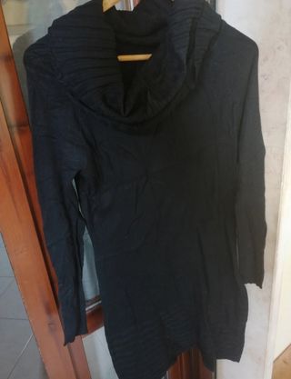 Vestito nero con collo alto