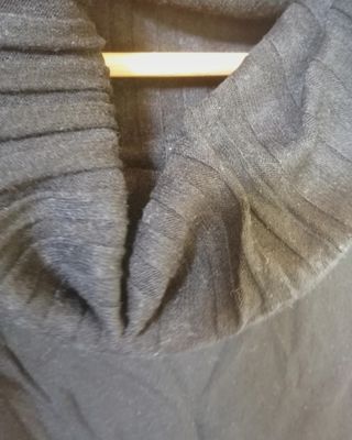 Vestito nero con collo alto