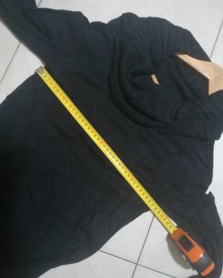 Vestito nero con collo alto