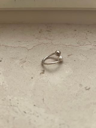 Anello perla e sfera argento