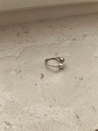 Anello perla e sfera argento