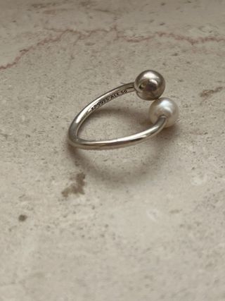 Anello perla e sfera argento