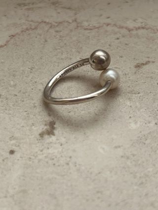 Anello perla e sfera argento
