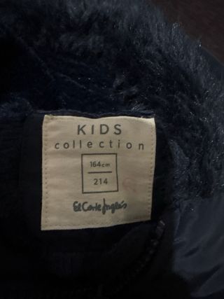 Abrigo azul con capucha de pelo