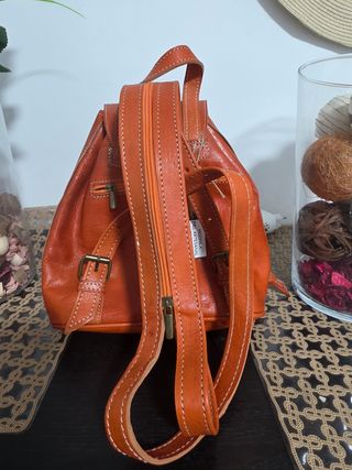 Mochila de cuero artesanal naranja