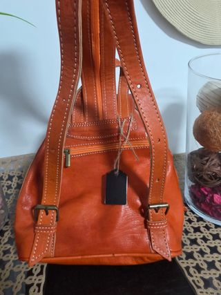 Mochila de cuero artesanal naranja