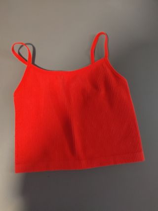 Top rojo de tirantes