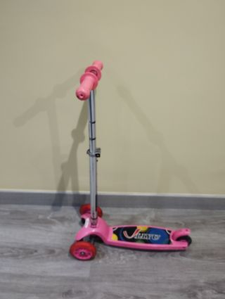 Patinete infantil rosa con ruedas
