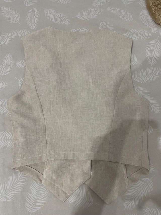 Chaleco beige con botones