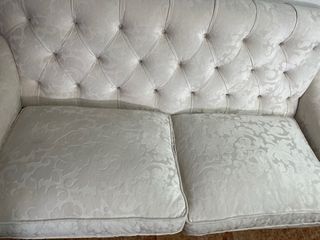 Sofá de tela beige y blanco