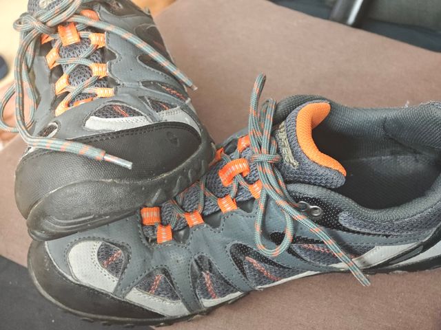 Scarpe da allenamento grigie e arancioni