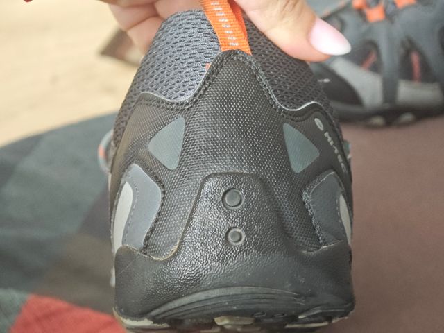 Scarpe da allenamento grigie e arancioni