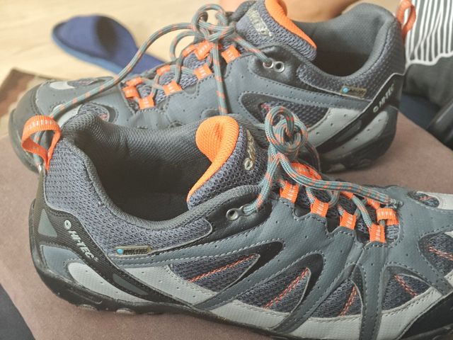 Scarpe da allenamento grigie e arancioni