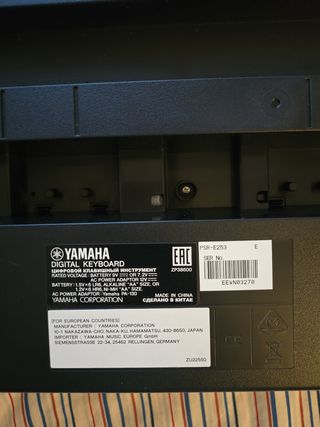 Teclado Yamaha PSR-E253 + Pedal