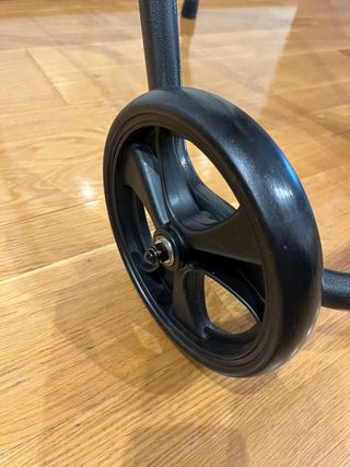 Silla andador de 2 ruedas con asiento.