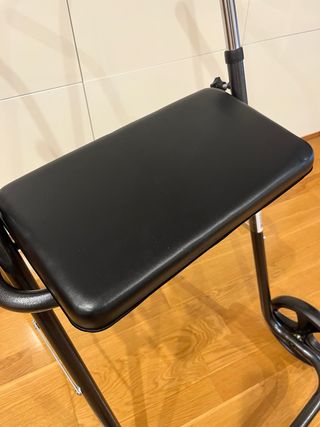 Silla andador de 2 ruedas con asiento.