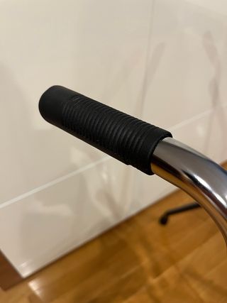 Silla andador de 2 ruedas con asiento.