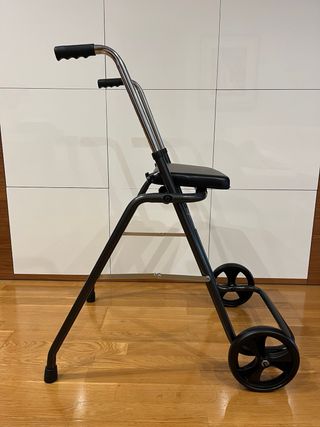 Silla andador de 2 ruedas con asiento.