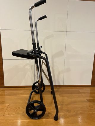 Silla andador de 2 ruedas con asiento.